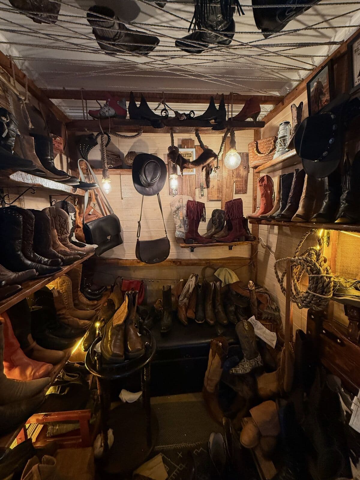 Boots Wrangler дэлгүүрийн дотор тал